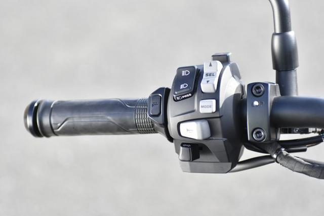 画像7: レブル1100は装備がほとんどスポーツバイク