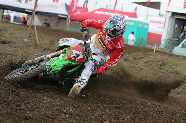 画像: KX250Fもスムーズに乗りこなしている内田 マウンテンライダーズごとスズキからマシンスイッチです