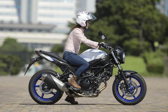 画像: 【RIDING POSITION】 身長161cmの女性ライダーでライディングポジションは軽い前傾姿勢。スポーティかつオールマイティに楽しめるネイキッドとして理想的な乗車姿勢と言えます。ツーリングのように長時間走るときでも、このポジションなら快適でしょう。