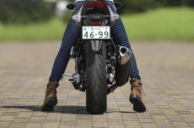 画像: 【足着き性CHECK】 本当に車体がスリムなので女性でも両足が地面に届きます。しかもガソリン満タン時でも重量は197kgと軽いのでどんなときでも安心です。重い大排気量車に普段乗っている男性などは、400ccかと思うくらいにコンパクトでした。(ライダー身長:161cm)
