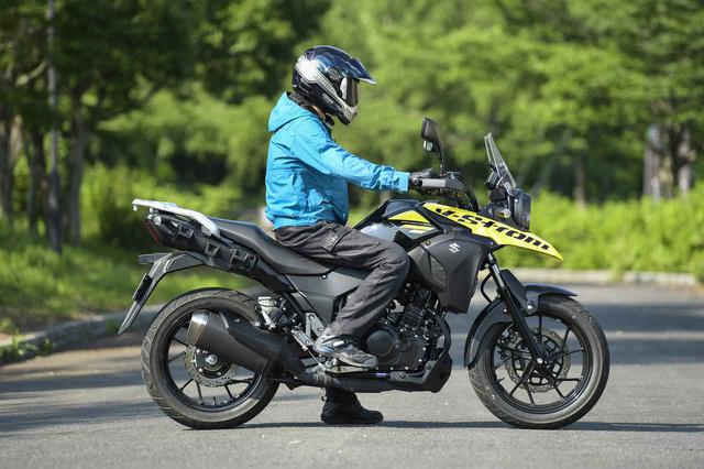 画像: ほぼ直立のリラックスポジションも快適さの理由。この乗車姿勢はGSX250Rとは全然違うハンドリングを生む一因です。