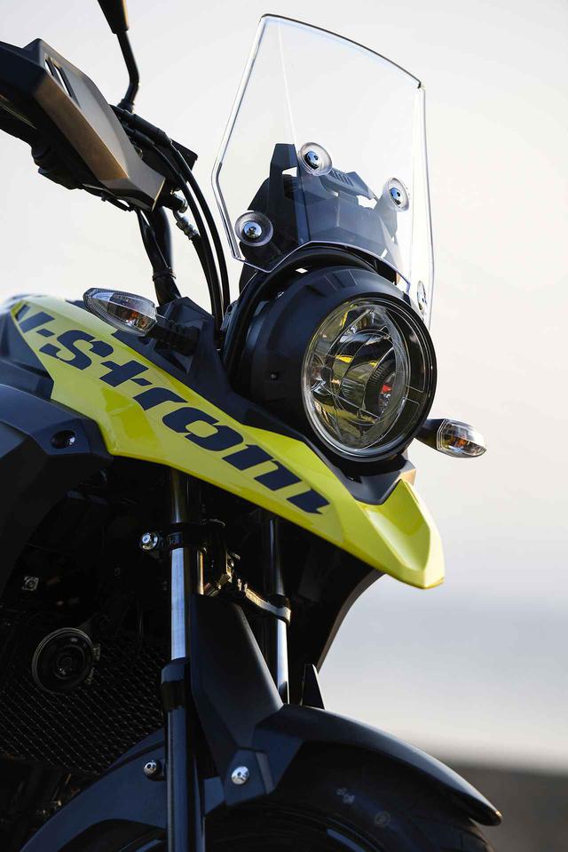 画像: 冒険バイクのアイコン「クチバシ」と丸目1灯ライトの組み合わせも他にはない個性。スズキにはラリーマシンのDR-BIGっていう歴史もありますから、こういうのも得意分野なんです。