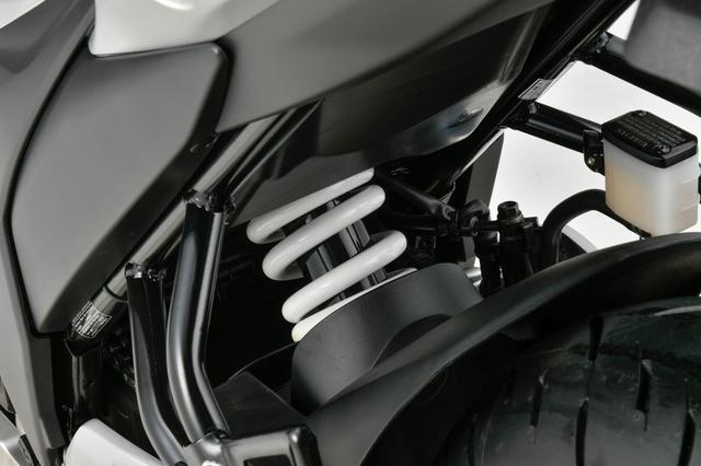 画像2: ジクサーSF250のハンドリングは?