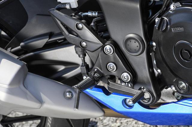 画像: ステップの滑りにくさ、ヒールガードのフィット感も文句なし。ガッチリ車体をホールドできる!