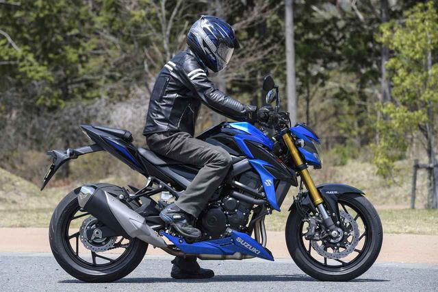 画像: やや強めの前傾姿勢からも、GSX-S750が純粋なスポーツだと感じます。長時間乗ってもキツくはないんですが、なんだか気持ちが引き締まる乗車姿勢です。