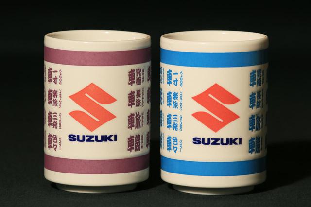 画像: 左が2020年モデル・右が2019年モデル。微妙に「S」ロゴと「SUZUKI」ロゴの間の空間の取り方も異なる模様。個体差なのかは不明。 2020年モデルのお値段は税込1,100円(別途送料がかかります)。
