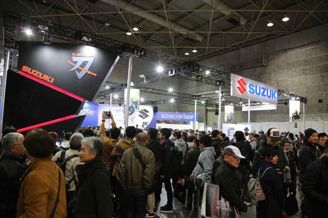 画像: 「大阪モーターサイクルショー2019」のスズキブース前の様子。ここでKATANAを初お披露目。会場全体でもっとも賑わったブースといっても過言ではありません。