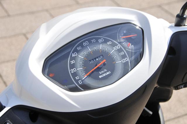 画像: インストルメントパネルは中央にスピード計とODO(積算距離)メーター、右側に燃料計、左側にインジケーターランプ類を配置したレイアウト。シンプルながらとても見やすいアナログ式メーターで構成されています。