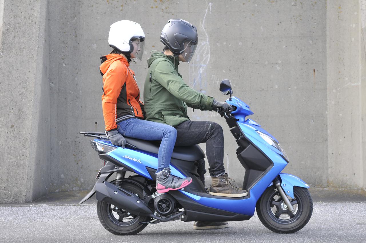 原付二種スクーターのタンデム性能はいかに? 二人乗りして分かったこと まとめ【穴が空くまでスズキを愛でる/スウィッシュ 試乗インプレ⑤】 スズキのバイク! 新車情報や最新ニュースをお届けします 原付二種スクーターのタンデム性能はいかに? 二人乗りして分かったこと まとめ【穴が空くまでスズキを愛でる/スウィッシュ 試乗インプレ⑤】 スズキのバイク! 新車情報や最新ニュースをお届けします