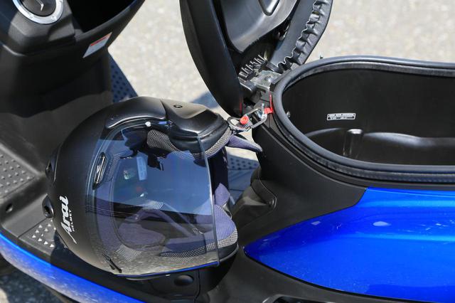 画像: 反対側にもヘルメットを引っかけることができます。