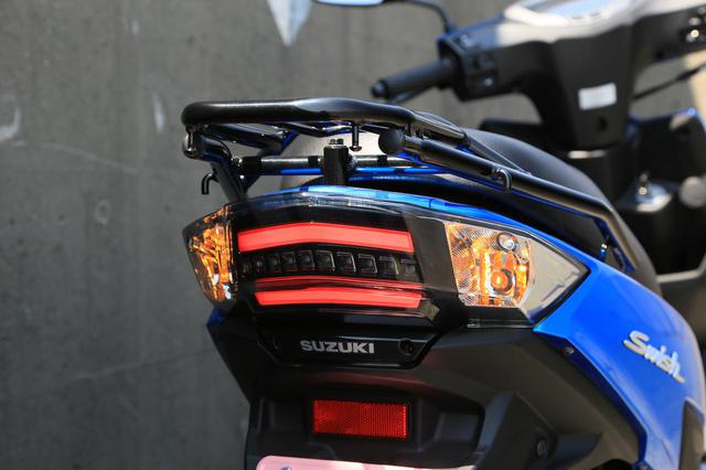 画像2: 原付二種スクーターの『違いがわかる人』にこそおすすめしたい。この125ccはバイクとして“こだわり”の塊です! 【穴が空くまでスズキを愛でる/スウィッシュ 試乗インプレまとめ】