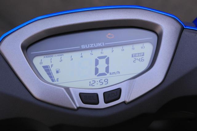 画像3: 原付二種スクーターの『違いがわかる人』にこそおすすめしたい。この125ccはバイクとして“こだわり”の塊です! 【穴が空くまでスズキを愛でる/スウィッシュ 試乗インプレまとめ】