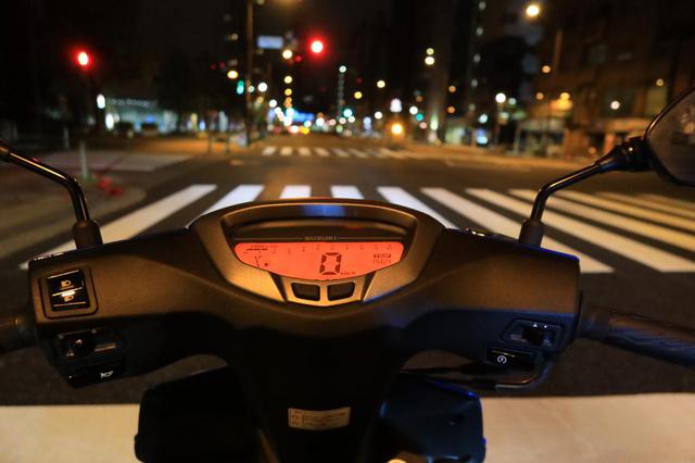 画像: デジタル液晶メーターも夜だとオレンジ色になり、夜走りムードを盛り上げてくれます。
