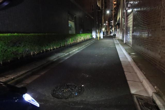 画像: ハイビームにするともっと明るい! 奥だけでなく、手前も広く照らしてくれるハイビーム。対向車がいないときは積極的に使いたいものです。