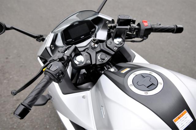 画像2: ジクサーSF250のコーナリングは大胆に!