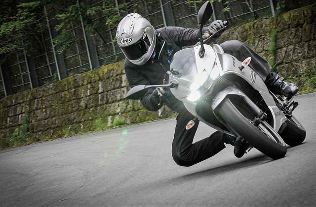 画像1: ジクサーSF250のコーナリングは大胆に!