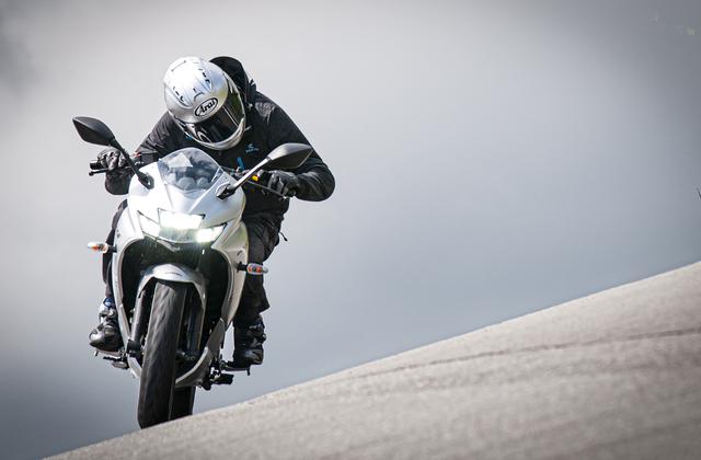 画像2: だけどバイク初心者には優しいジクサーSF250