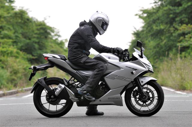 画像1: ジクサーSF250の足つき性とライディングポジション