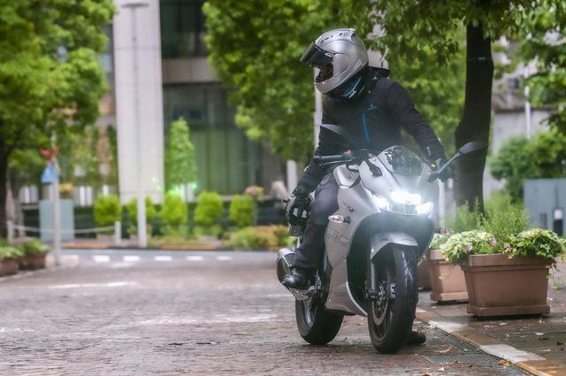 画像2: 250ccのフルカウルスポーツバイクとして『ジクサーSF250』は軽い