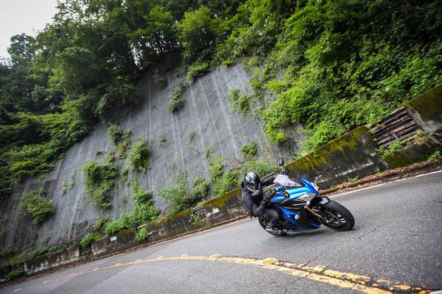 画像1: 荒れた峠でも『GSX-S1000F』は大丈夫?