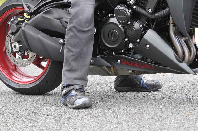 画像: GSX-S1000の足つき性とライディングポジション
