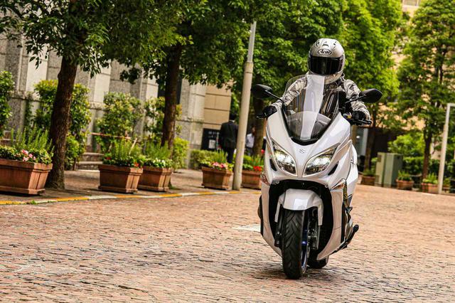 画像2: 街乗りの使いやすさを向上させつつ、400ccバイクとしてスポーティな走りも!