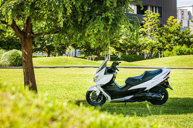 画像2: ビッグスクーターならではの良さを残しつつ、コンパクトになった新しい“400cc”のバイク
