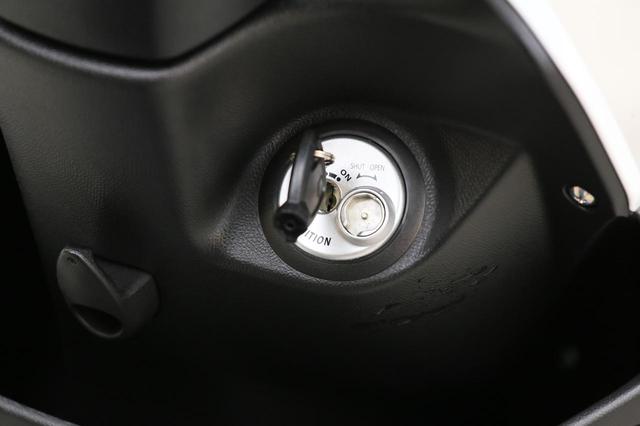画像: 右に回せばイグニッション・オン。左に回すとシートが開きます。押し込んで左に回せばハンドルロックが可能。