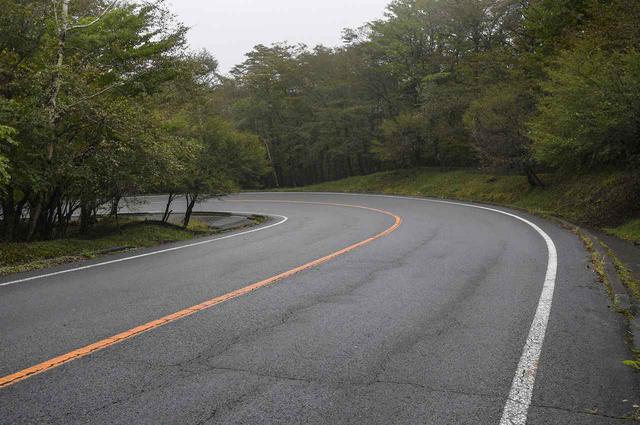 画像: ハードル高めのウェット路面……