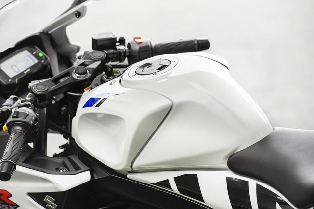画像1: スリムで軽いGSX-R125だからこそ
