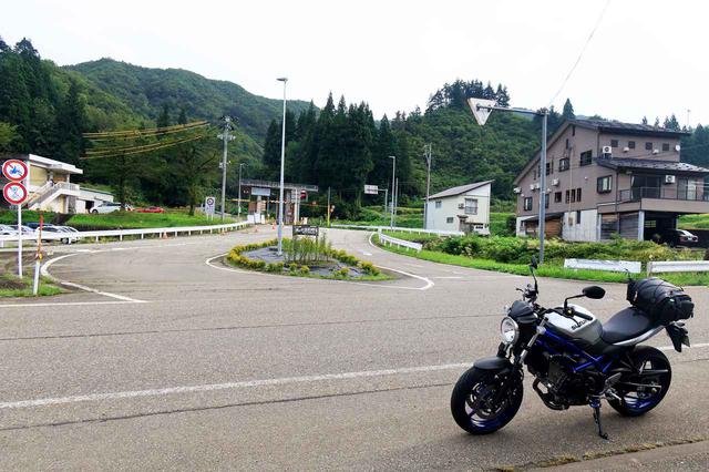 画像: 奥只見シルバーラインの入口にて。二輪車は走行できず、奥只見湖へ行きたければ、酷道と称される国道352号線を走らなければならい。