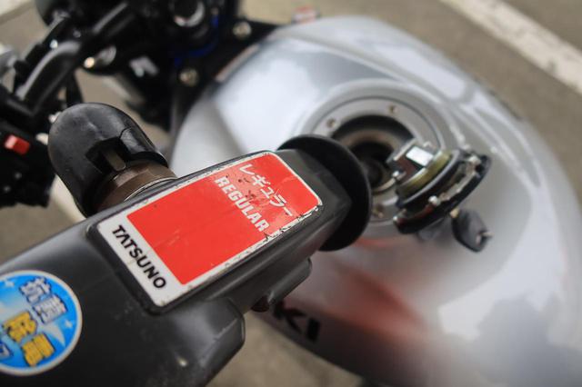 画像1: ④ スリムなのに意外と大きいSV650の燃料タンク