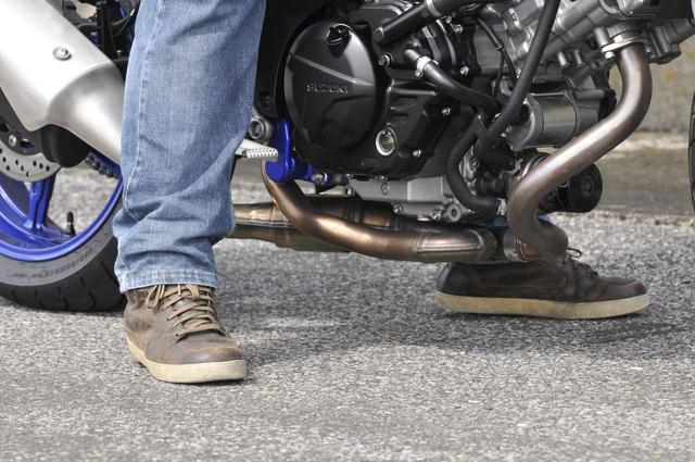 画像: かかとの低いスニーカーでもご覧の通り両足べたつき。シートが絞り込まれていて、数値以上に足つきは良好です!