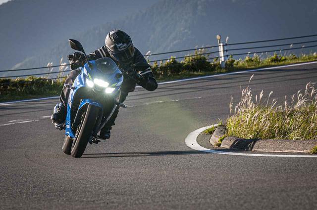 画像2: ジクサー250とジクサーSF250は、コーナリングでは別のバイク