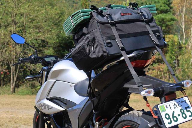 画像: シートバッグはノーマル状態では積めなかったため、ナンバープレートに荷掛箇所を増設するアイテムを使っています。