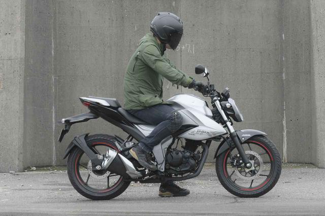 画像: ジクサー150のシート高:795mm ライダーの身長・体重:175cm・75kg