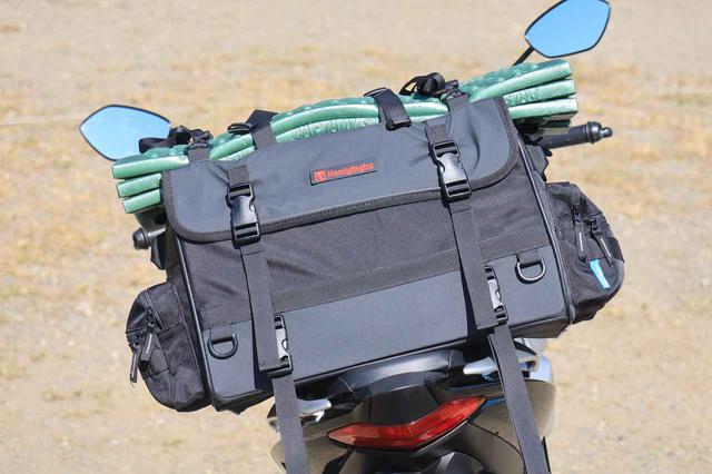 画像: 積載したバッグはヘンリービギンズの防水シートバッグ「ツーリングシートバッグWR DH-733」(税別22000円)。