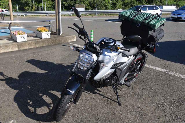 画像: シートバッグの上にキャンプ用マット。これだけでは荷物を持ちきれなかったので、ザックも背負っています。