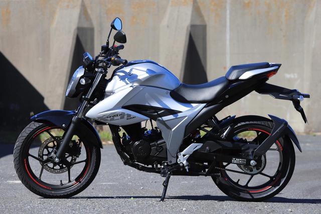 画像: SUZUKI ジクサー150 メーカー希望小売価格:35万2000円