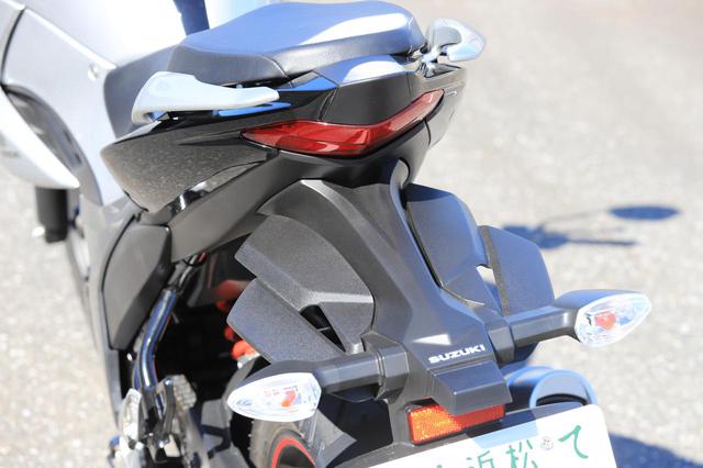 画像: ジクサー150への荷物積載はけっこう悩む
