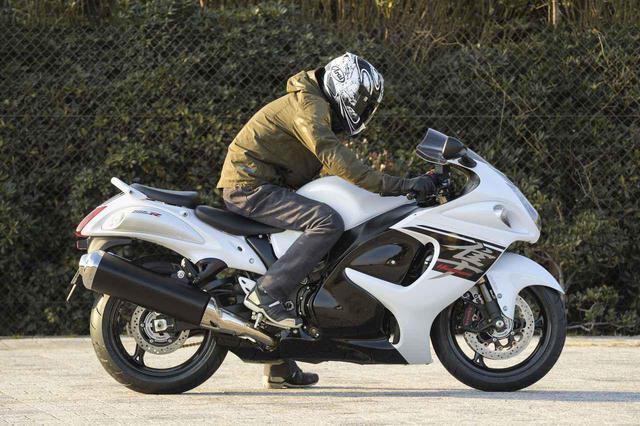 画像2: 跨った瞬間に、けっこう驚く『SV650X』の乗車姿勢