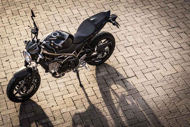 画像: コンパクトな車体が自慢の『SV650』ですが……