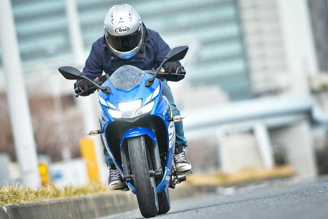 画像1: ジクサーSF250は低速からトルクフルで街乗りでも楽しめる