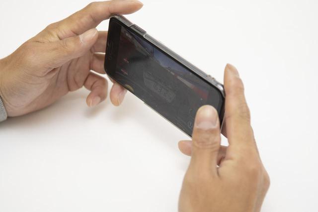 画像: スマホを手前に回転させると「アクセル・オン」(加速)