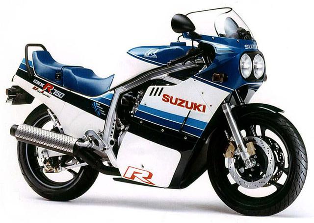 画像: スズキが市販車で世界で初めて油冷エンジンを搭載したモデル「GSX-R750」(1985年)