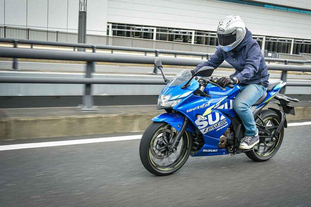 画像2: ジクサーSF250は低速からトルクフルで街乗りでも楽しめる