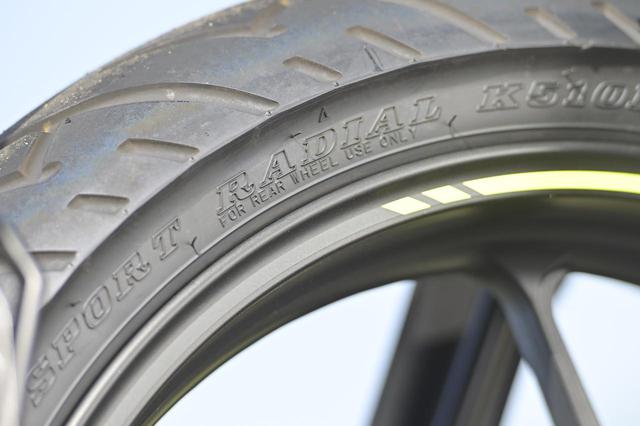 画像: リアタイヤはダンロップ製「SPORT RADIAL K510B」