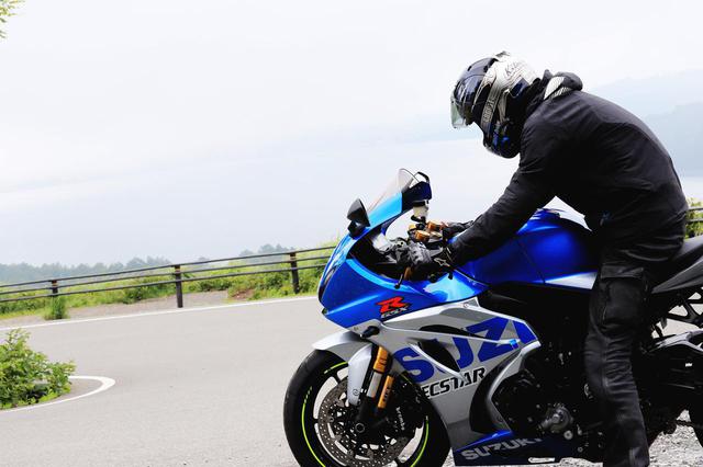 バイクに乗る時『プロテクター』ってつけてる？ 夏に長袖ジャケット