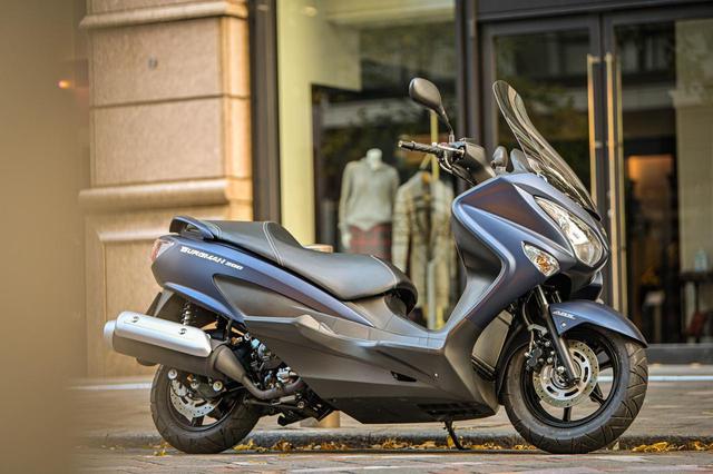 衝撃】通勤スーツから、まさかのテニスラケットまで。200ccスクーター