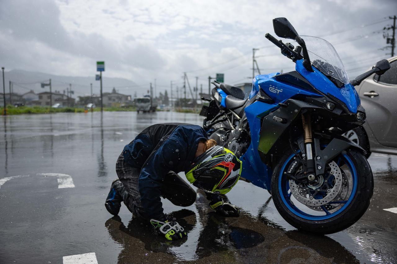 到着したらまさかの大雨⁉ だけど『GSX-S1000GT』はウェット路面でも強